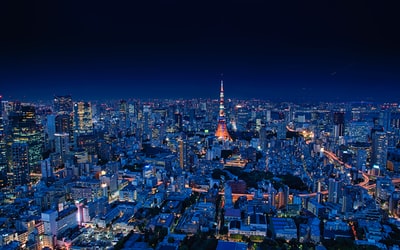 城市建筑物夜间鸟瞰图